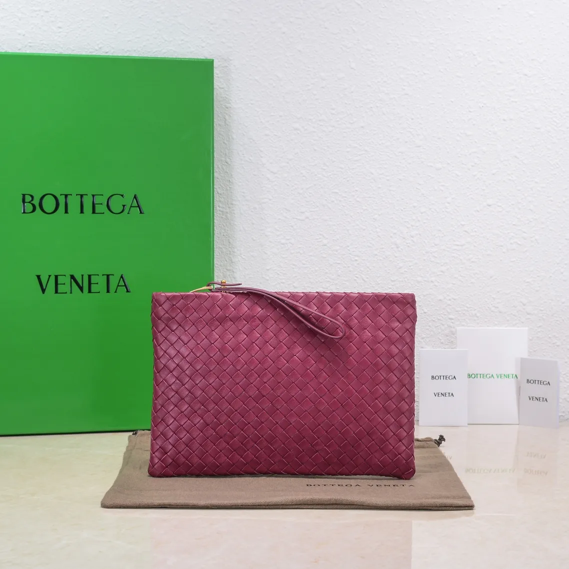 Bv 2022 new woven sheepskin handbag with woven fabric lining. This handbag continues the previous iconic weaving process. The leather is fine and genuine and feels very soft, and the overall shape is excellent. There are multiple card slots inside to store artifacts in an orderly manner. It looks casual, but it is the finishing touch to your whole body. Best choice for gifts or personal use. Size: 30cm, model: 80-2#